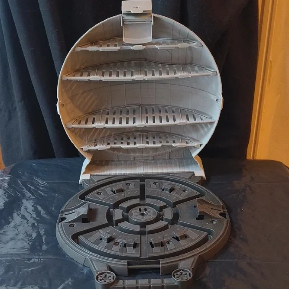  Hot Wheels - Star Wars Rogue One Death Star - Portable Starship Storage Case - Picture 2 of 5